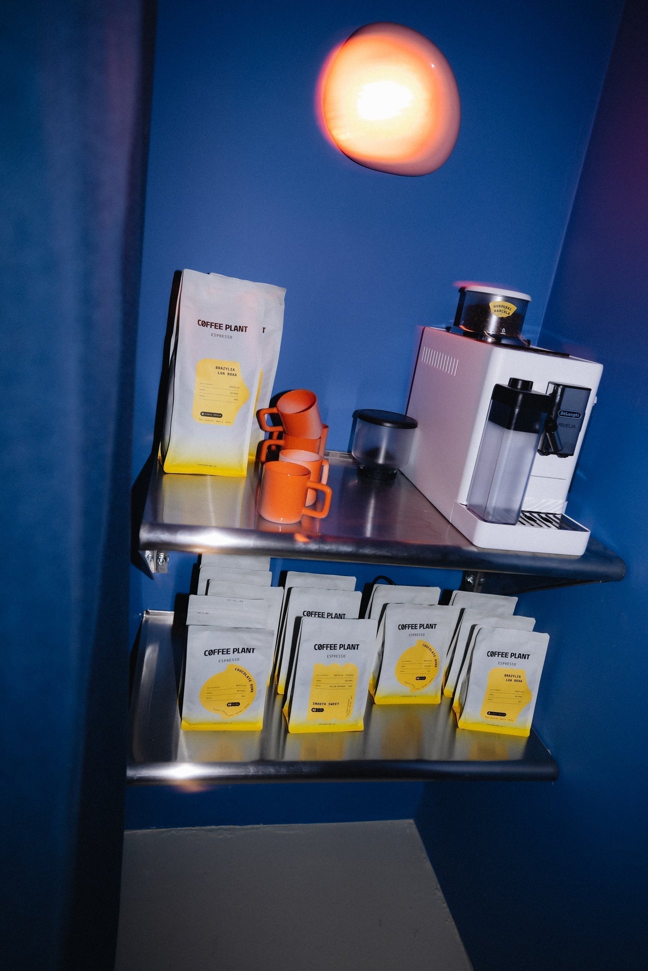 Światło, porcelana i… kawa. Nowy showroom Nodi Studio